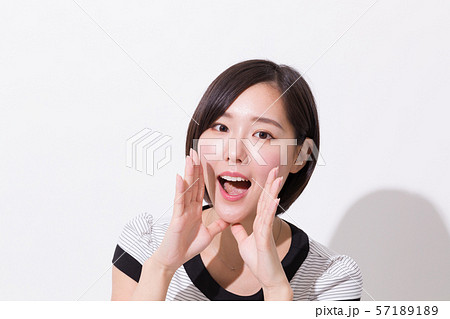 モデル　女性　爽やか 57189189