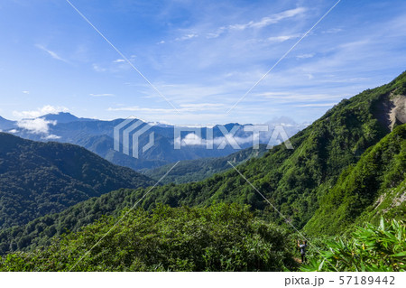 雨飾山登山 (登山道から高妻山方面を望む) 雨飾山登山 (登山道から高妻山方面を望む) 57189442