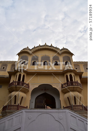 インドのジャイプル 風の宮殿の入場口と扉 インドのジャイプル 風の宮殿の入場口と扉 57189934