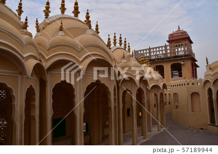 インドのジャイプル 風の宮殿の内部 テラスの内側の景色 インドのジャイプル 風の宮殿の内部 テラスの内側の景色 57189944