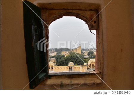 インドのジャイプル 風の宮殿の内部 窓から見た眺め 天文台のジャンタル・マンタル インドのジャイプル 風の宮殿の内部 窓から見た眺め 天文台のジャンタル・マンタル 57189946