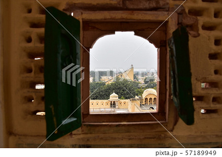 インドのジャイプル　風の宮殿の内部　窓から見た眺め　天文台のジャンタル・マンタル 57189949