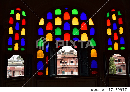 インドのジャイプル　風の宮殿の内部　美しいステンドガラスと部屋の窓からの眺め　ピンクシティの街並み 57189957