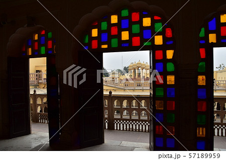 インドのジャイプル　風の宮殿の部屋　美しいステンドガラスとドアからの眺め 57189959