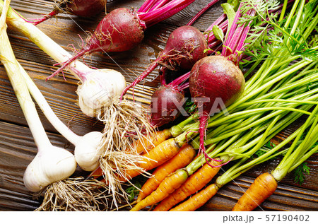 Vegetarian background of fresh organic beetroots Vegetarian background of fresh organic beetroots 57190402