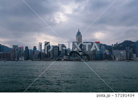 香港 ビクトリアハーバー 曇り空 香港 ビクトリアハーバー 曇り空 57191434