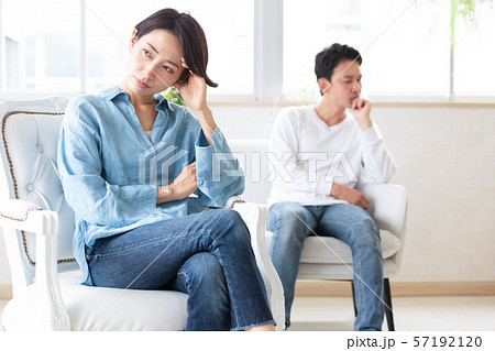 夫婦　カップル　喧嘩　怒り 57192120