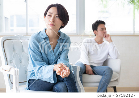 夫婦　カップル　喧嘩　怒り 57192127