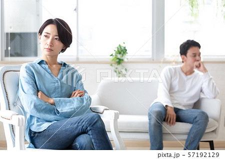 夫婦　カップル　喧嘩　怒り 57192129