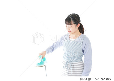 アイロン掛けをする若い主婦 57192305