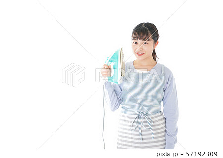 アイロン掛けをする若い主婦 57192309