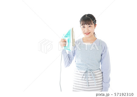 アイロン掛けをする若い主婦 アイロン掛けをする若い主婦 57192310