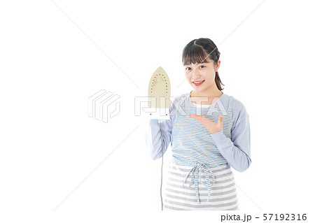 アイロン掛けをする若い主婦 57192316