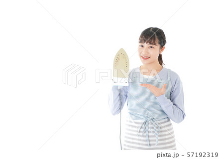 アイロン掛けをする若い主婦 アイロン掛けをする若い主婦 57192319