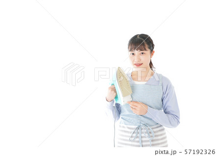 アイロン掛けをする若い主婦 アイロン掛けをする若い主婦 57192326