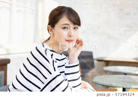 若い女性　ポートレート 57194324