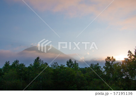 朝焼けの羊蹄山 57195136