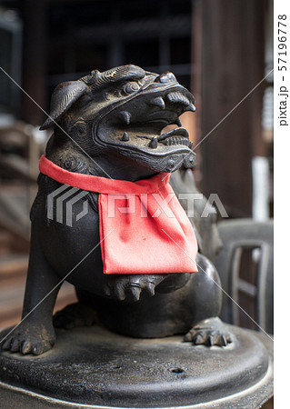 革堂・行願寺の常香炉に座る狛犬 57196778