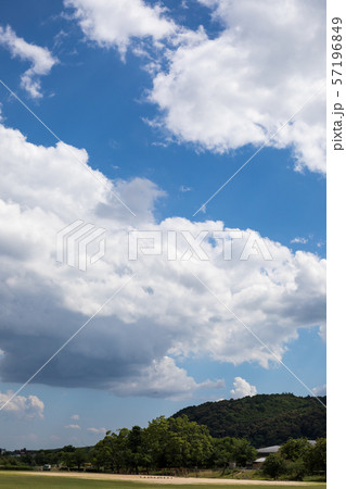 桂川サイクリングロード、河川敷の空 桂川サイクリングロード、河川敷の空 57196849
