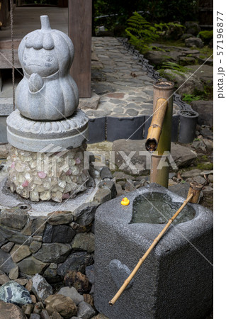 安楽寺・地蔵堂、ハートの手水鉢と狛かぼちゃ吽形 57196877