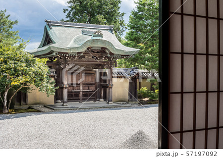 高台寺、方丈前庭の石庭と勅使門、夏景色 57197092