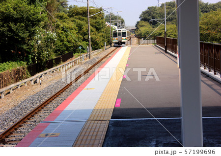 両毛線あしかがフラワーパーク駅に入線する高崎行電車(3) 57199696