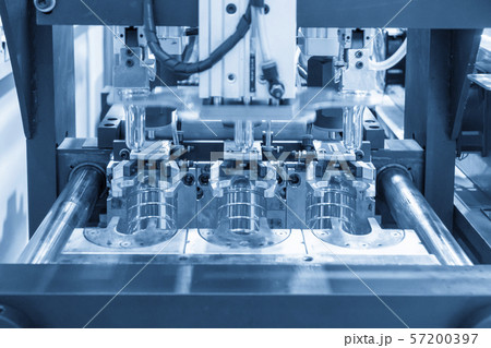 The blowing mould operation . 57200397