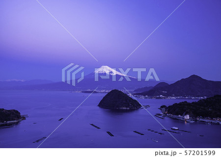 （静岡県）伊豆・内浦湾から眺める富士山 57201599