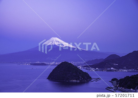(静岡県)伊豆・内浦湾から眺める富士山 (静岡県)伊豆・内浦湾から眺める富士山 57201711