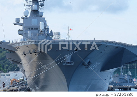 横須賀基地に停泊中の護衛艦いずも 57201830