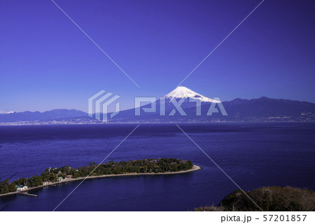 (静岡県)伊豆・大瀬崎から眺める、海越しの富士山 (静岡県)伊豆・大瀬崎から眺める、海越しの富士山 57201857