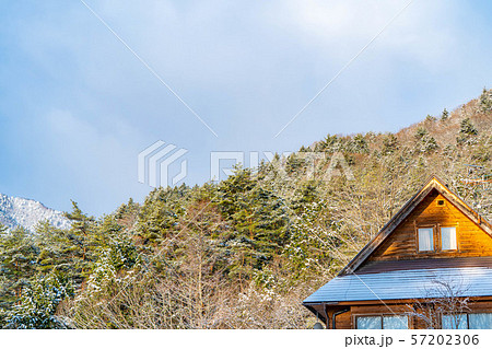 初雪 雪化粧 山肌 山小屋 【長野県】 初雪 雪化粧 山肌 山小屋 【長野県】 57202306