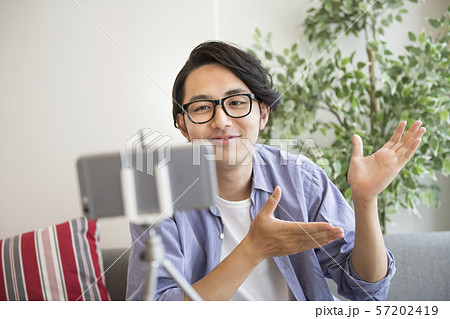 スマートフォンで動画を撮影する男性 イメージ スマートフォンで動画を撮影する男性 イメージ 57202419