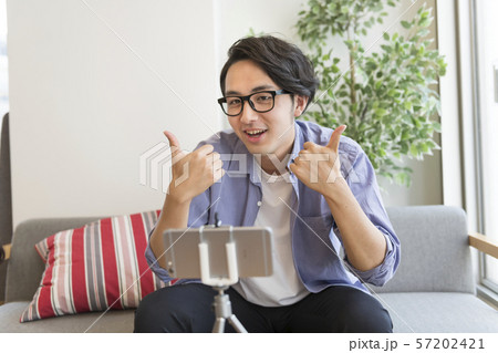 スマートフォンで動画を撮影する男性 ユーチューバーイメージ スマートフォンで動画を撮影する男性 ユーチューバーイメージ 57202421