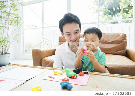 粘土で遊ぶ親子 粘土で遊ぶ親子 57202682