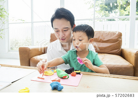 粘土で遊ぶ親子 粘土で遊ぶ親子 57202683