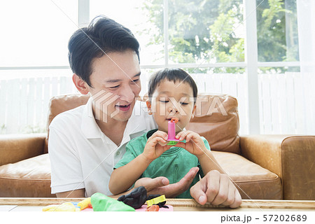 粘土で遊ぶ親子 粘土で遊ぶ親子 57202689