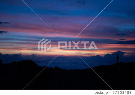 夕焼けと登山者 夕焼けと登山者 57203483