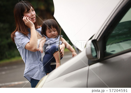 車が故障した母親と女の子 車が故障した母親と女の子 57204591