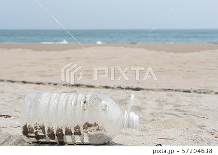 プラスチック ごみ 砂浜 環境問題 海の写真素材