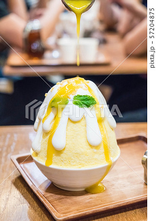 ice shave with mango sauce (mango bingsu) ice shave with mango sauce (mango bingsu) 57204875