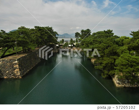 日本の城の風景:史跡高松城跡の内堀と石垣 日本の城の風景:史跡高松城跡の内堀と石垣 57205102