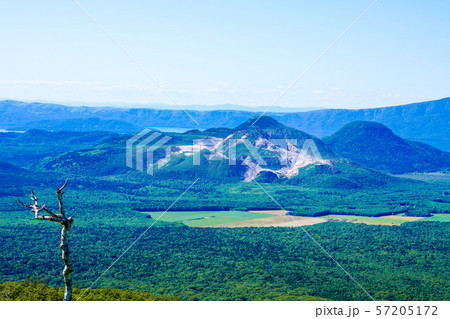 摩周湖展望台から見た硫黄山と屈斜路湖 弟子屈町 摩周湖展望台から見た硫黄山と屈斜路湖 弟子屈町 57205172