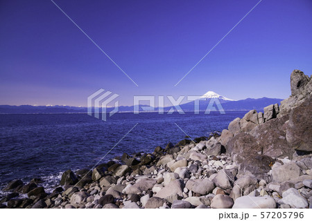 （静岡県）西伊豆・井田の海岸から望む富士山 57205796