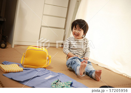 園児服に着替える男の子 園児服に着替える男の子 57205956