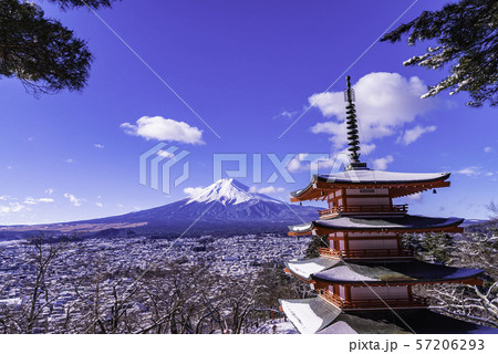 （山梨県）日本の美　雪化粧した新倉山浅間公園から望む、富士山 57206293
