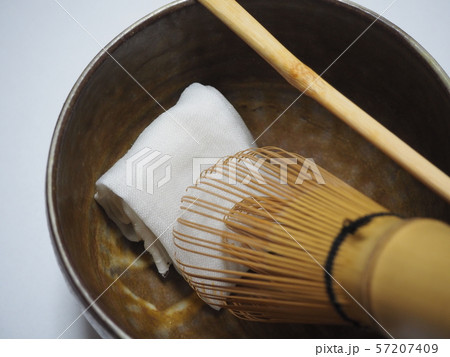 お茶碗に茶巾と茶杓と茶筅を組む お茶碗に茶巾と茶杓と茶筅を組む 57207409