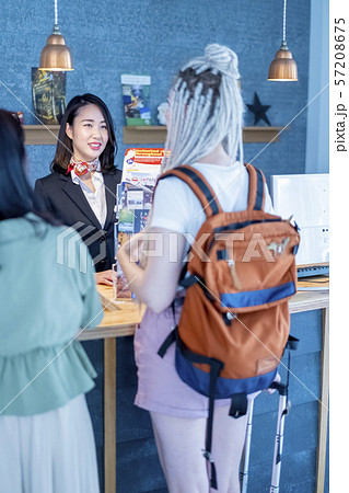 外国人観光客を笑顔でおもてなし女性観光ガイドスタッフ 57208675