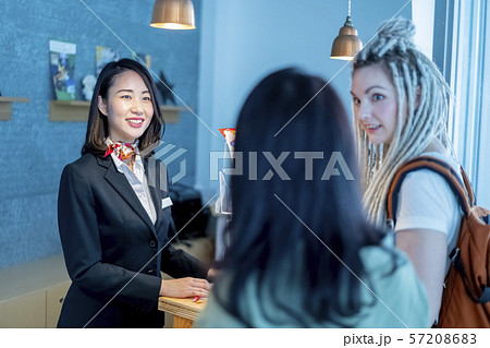 訪日外国人におもてなし笑顔の女性観光ガイド受付嬢 57208683