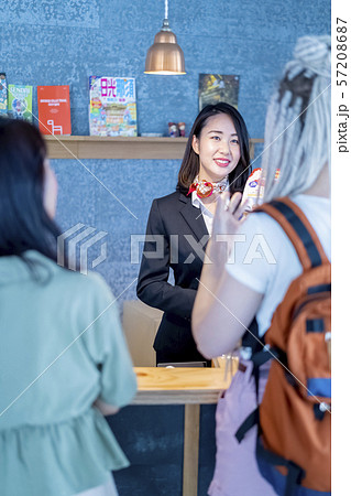 受付嬢(外国人向け観光案内所) 57208687